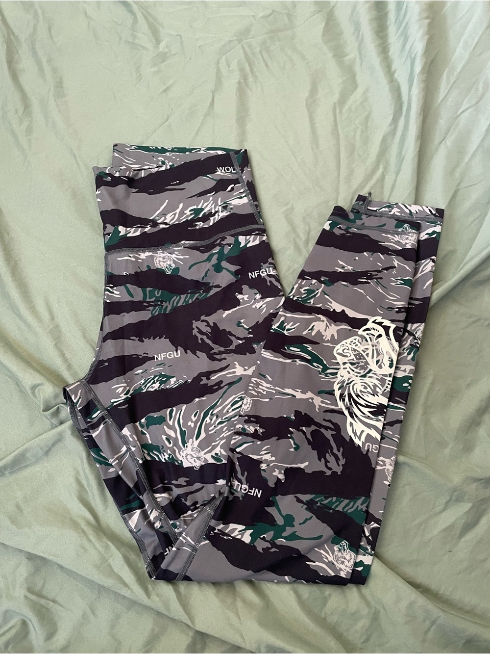 Darcsport She purple camo leggings